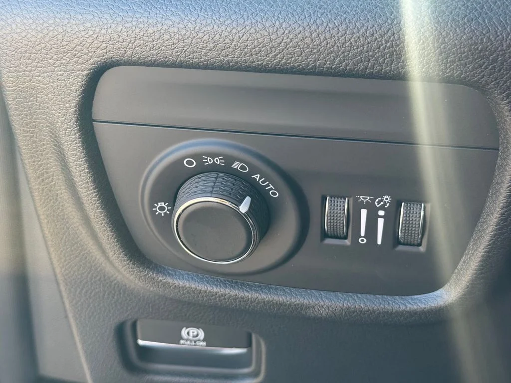 Used 2025 White Jeep Altitude image 19