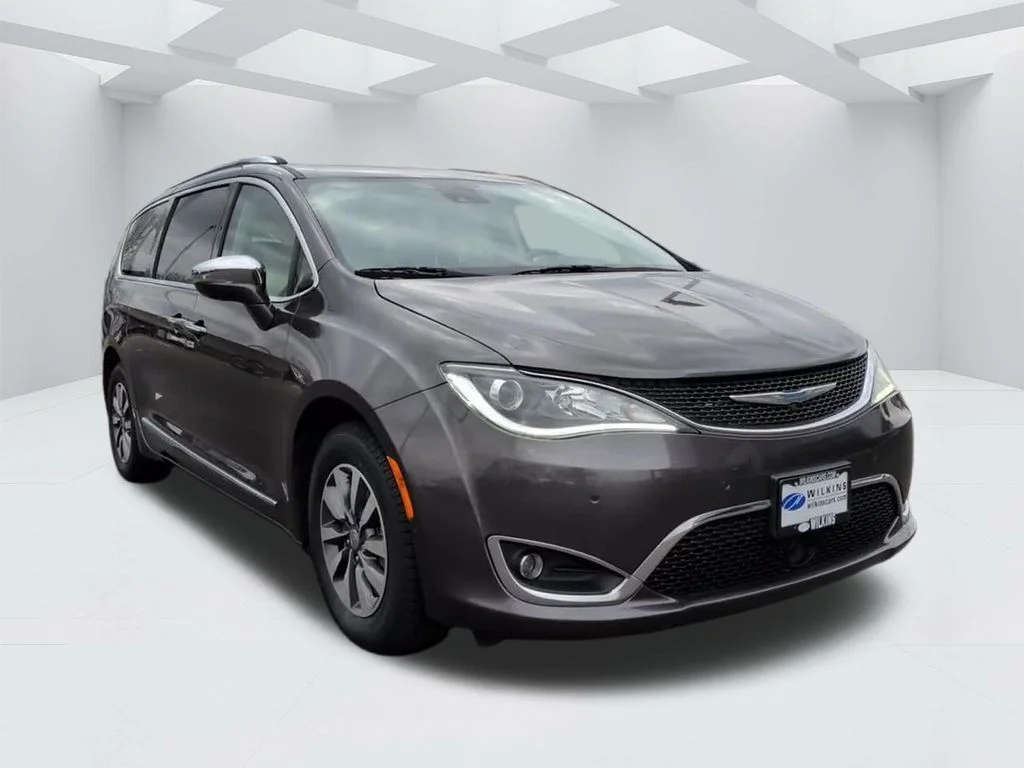 Used 2020 Gray Chrysler Limited image 3