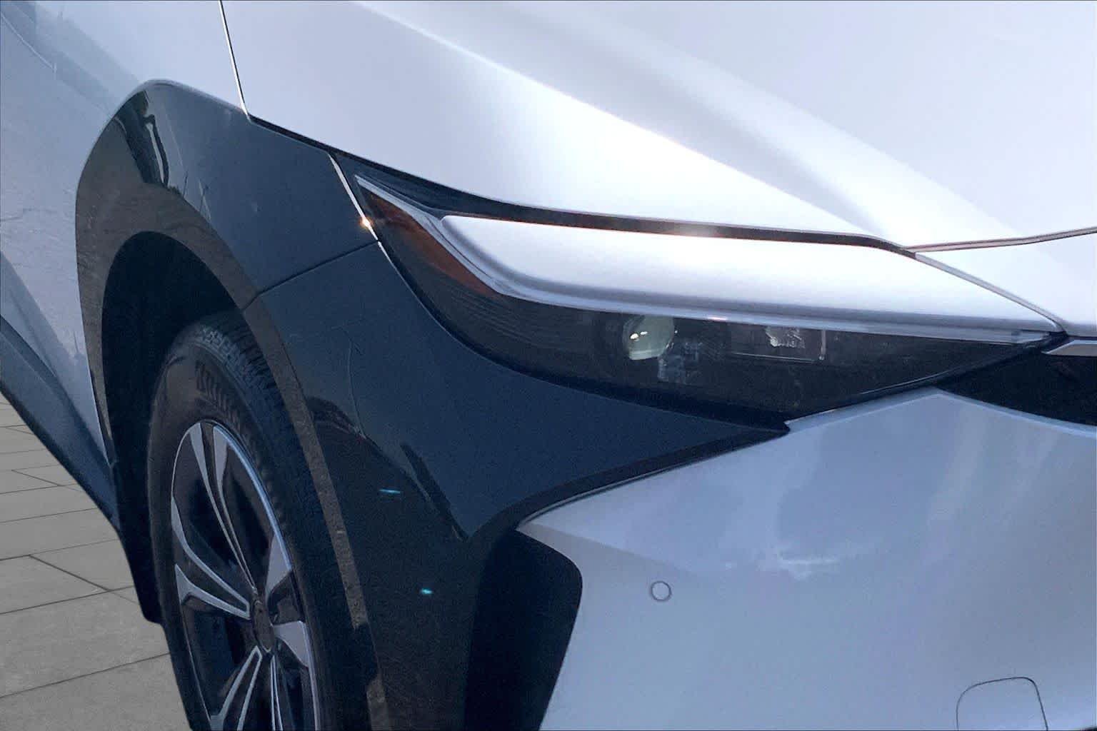 Used 2024 Wind Chill Pearl Toyota XLE image 27