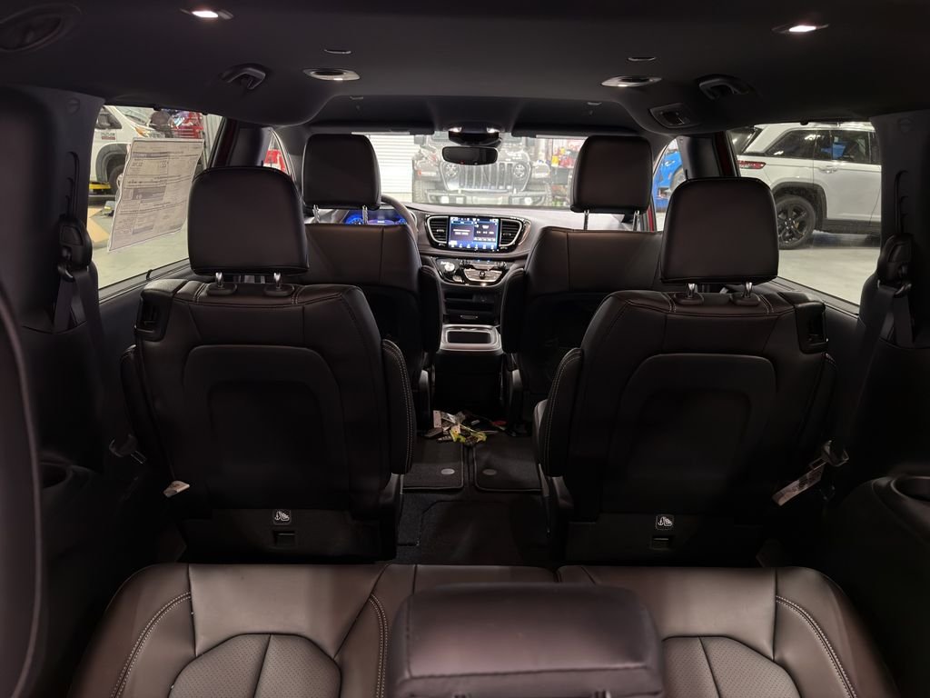 New 2026 Red Hot Pearl-Coat Exterior Paint Chrysler Select image 9