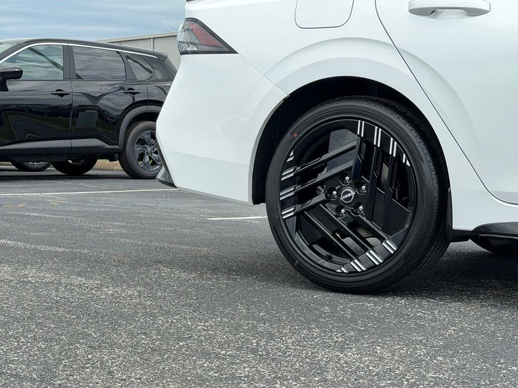 New 2026 Aspen White TriCoat / Super Black Two-tone Nissan SR image 31