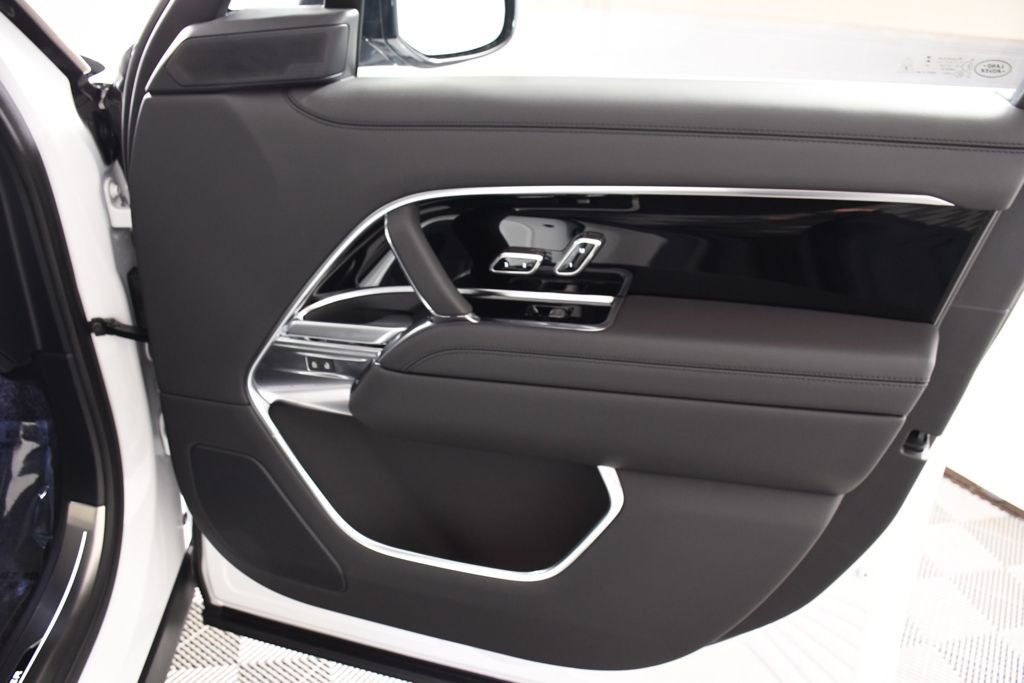New 2026 Ostuni Perl Wh Land Rover SE image 17