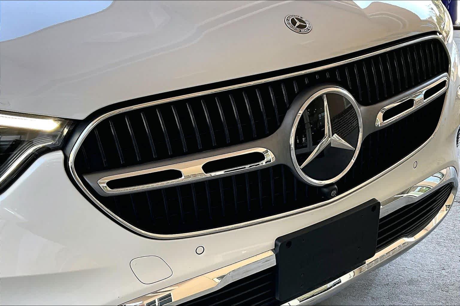 Used 2025 MANUFAKTUR Moonlight White Metallic Mercedes-Benz GLC 300 image 30