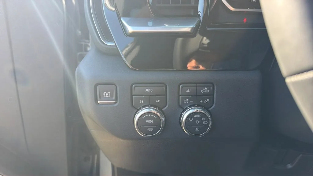 New 2026 Sterling Metallic GMC Elevation image 17