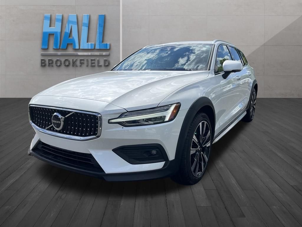 2025 Volvo V60 Cross Country B5 Ultra AWD's photo