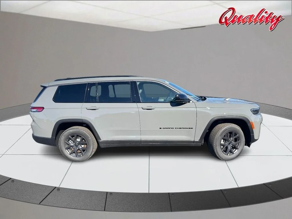 New 2027 Sting-Gray Clear-Coat Paint Jeep Laredo Altitude image 2