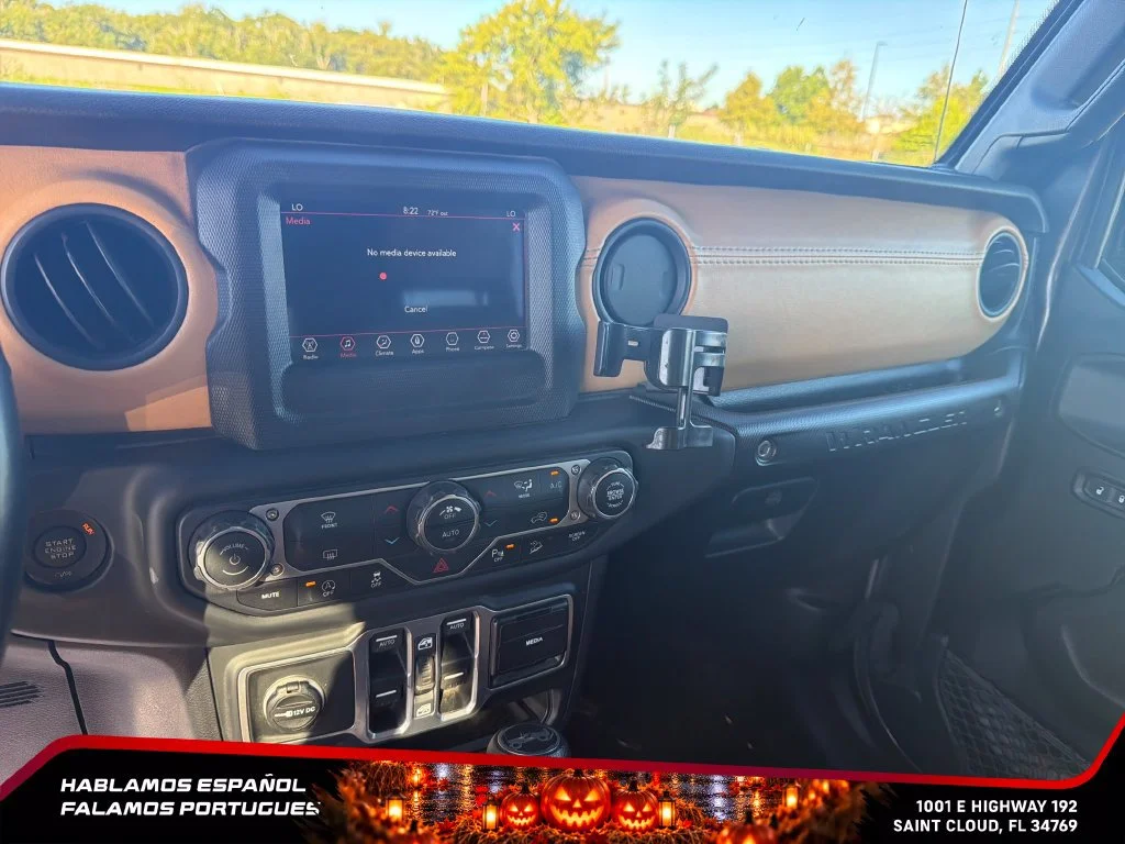 Used 2018  Jeep Sport S image 21