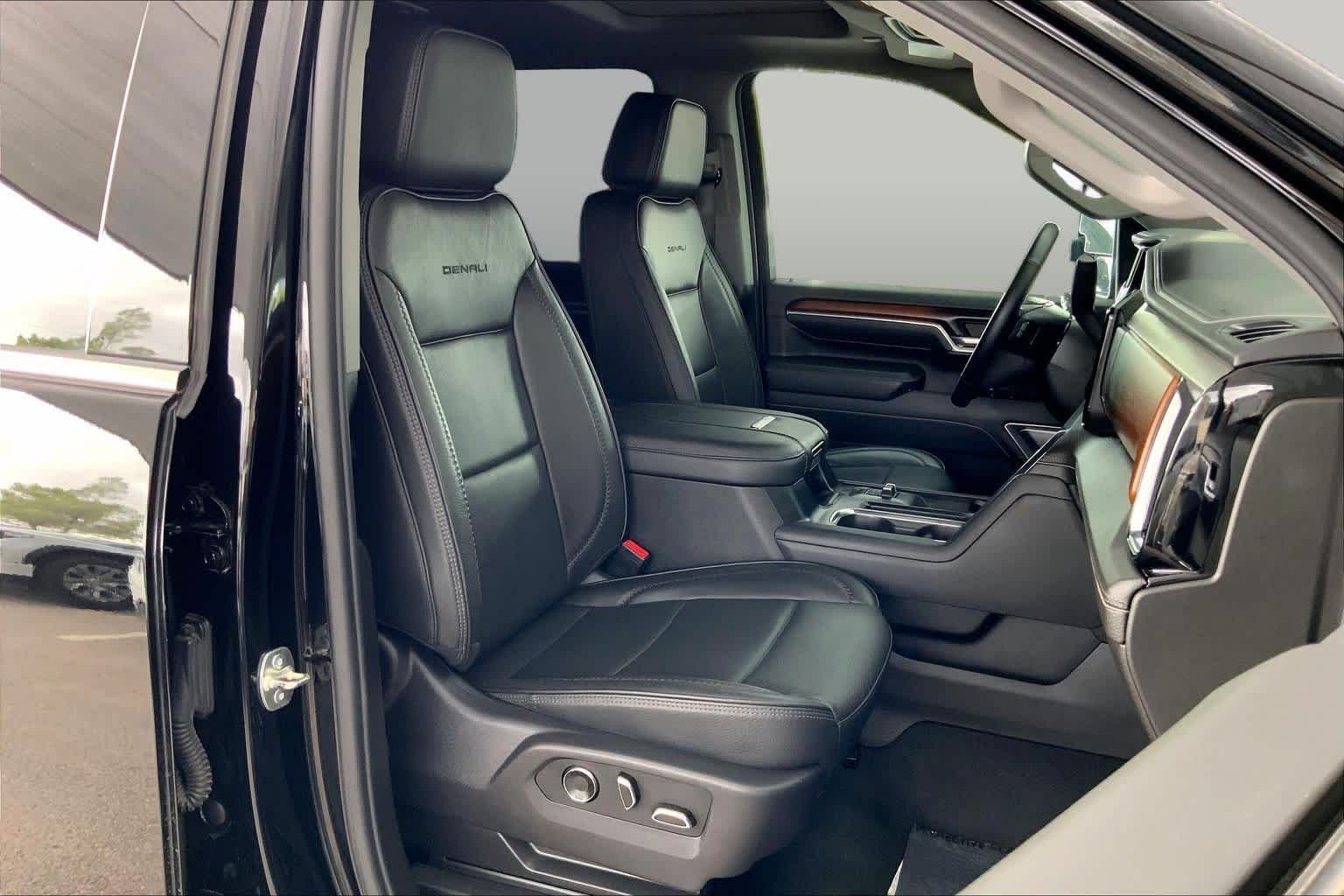 Used 2025 Onyx Black GMC Denali image 9