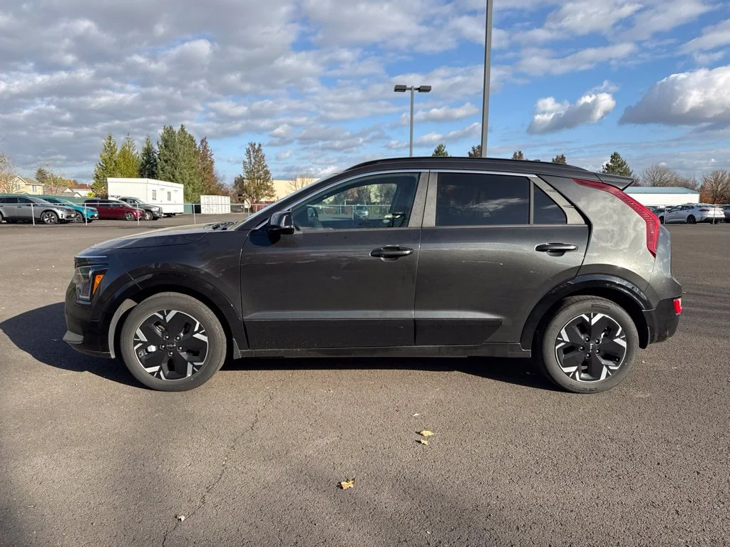 Used 2023 Graphite Gray Kia Wind image 4