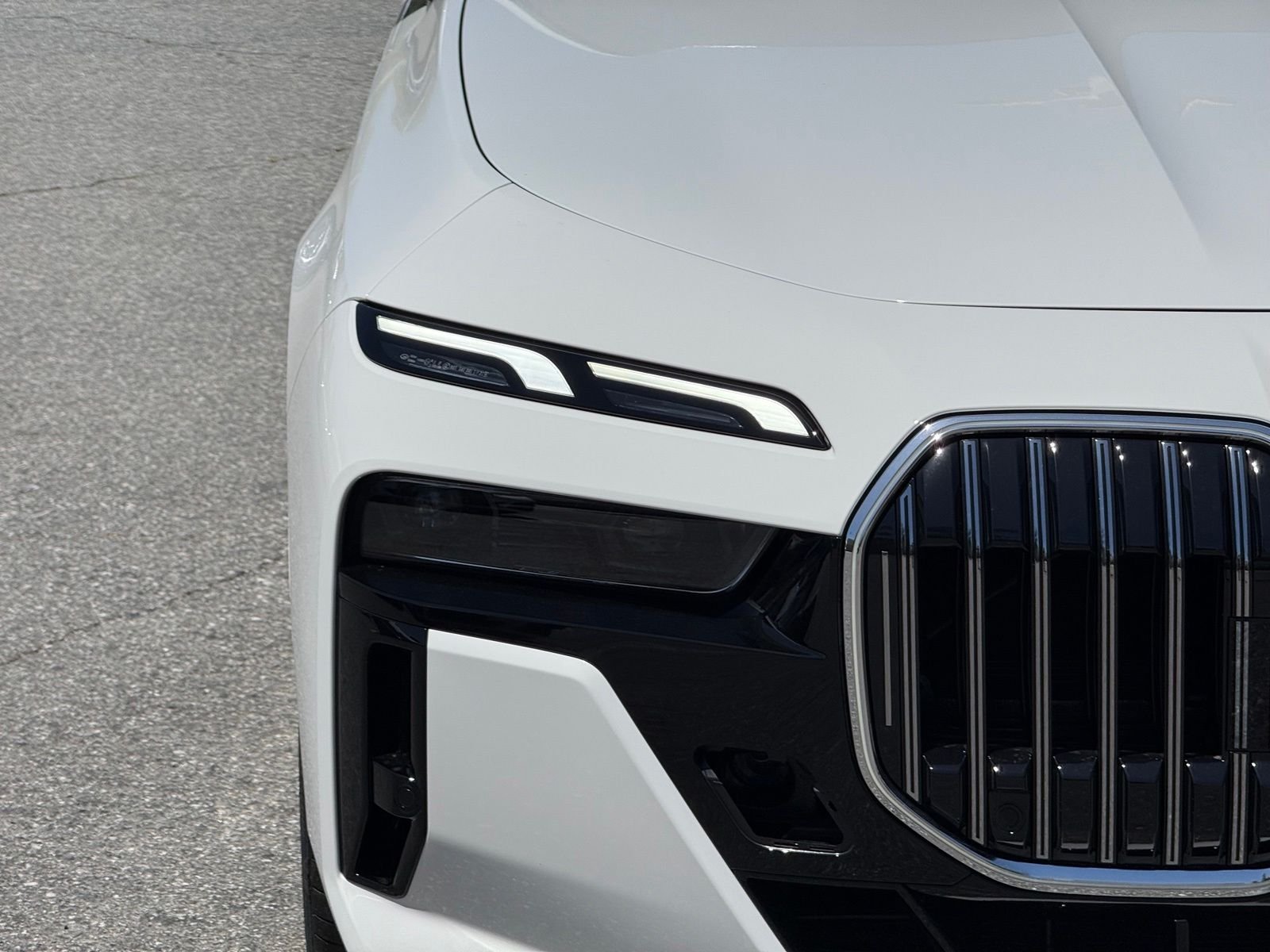 New 2026 Alpine White BMW 750e xDrive image 13