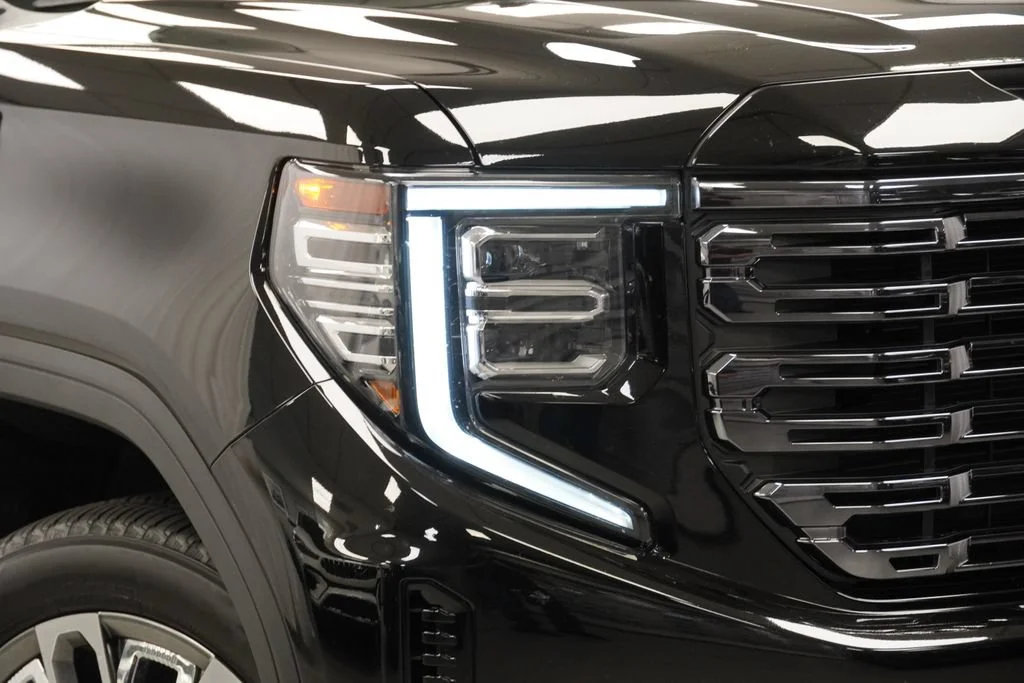 Used 2025 Onyx Black GMC Denali Ultimate image 10