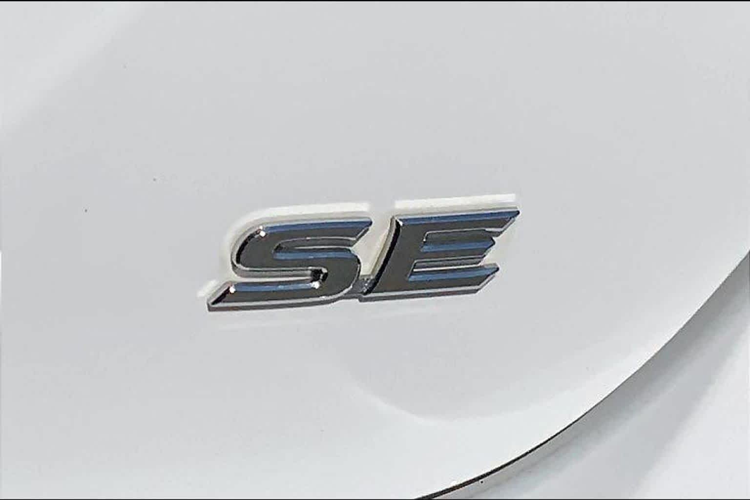 Used 2023 Ice Cap Toyota SE image 10