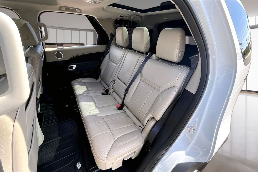Used 2018 White Land Rover SE image 28