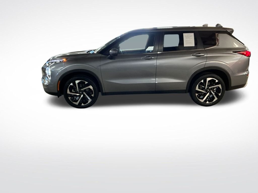 Used 2024  Mitsubishi SE image 2