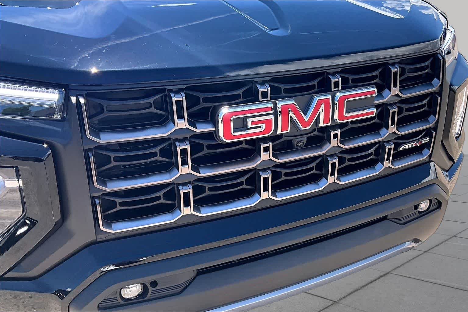 Used 2026 Onyx Black GMC 4WD AT4X image 26