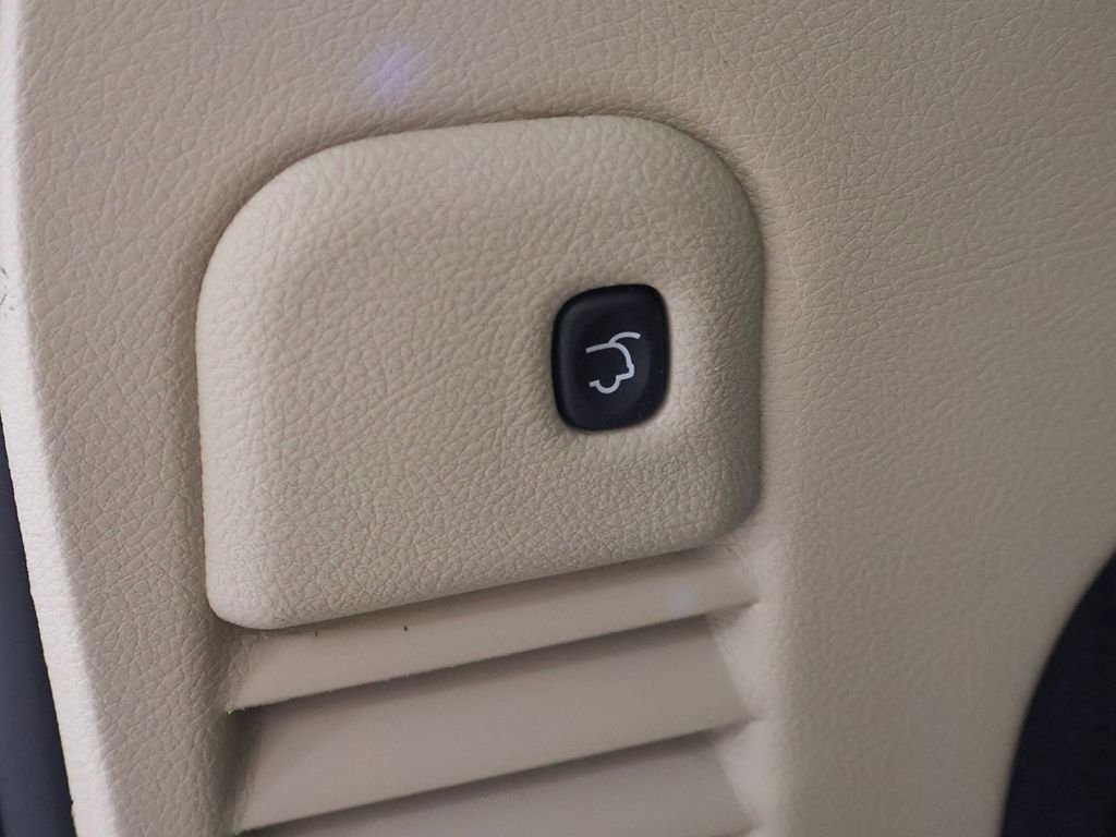 Used 2019 White Jeep Limited image 21