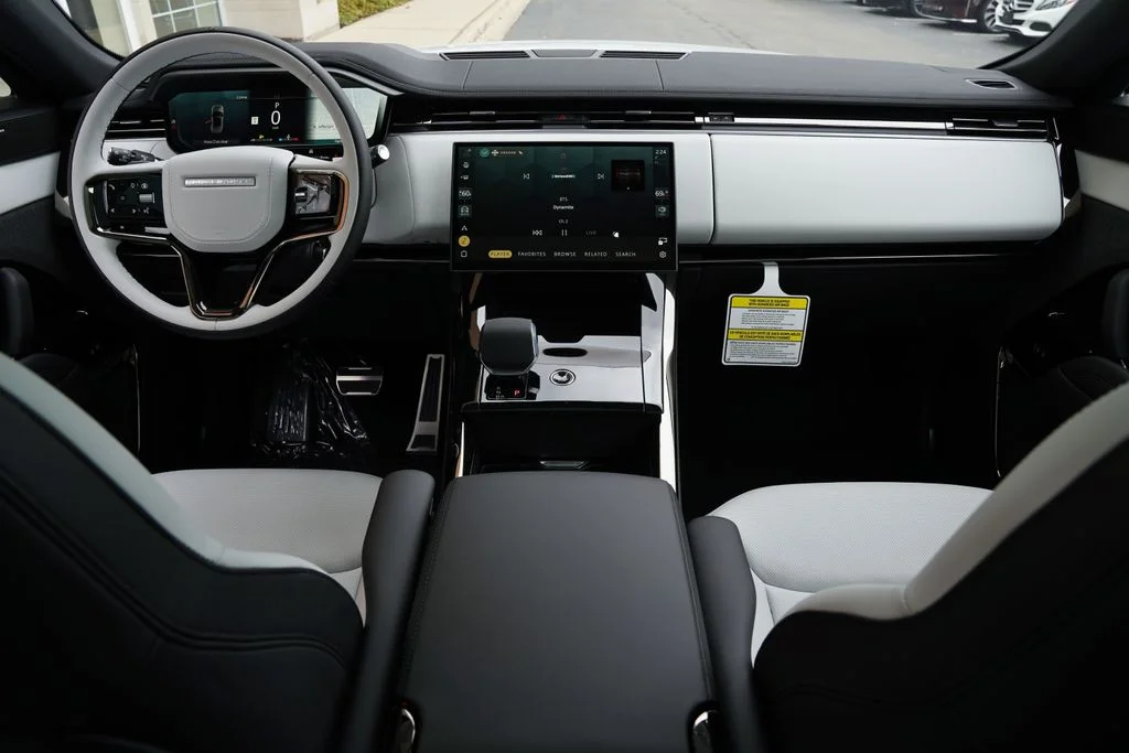 New 2026 Fuji White Land Rover Dynamic SE image 9