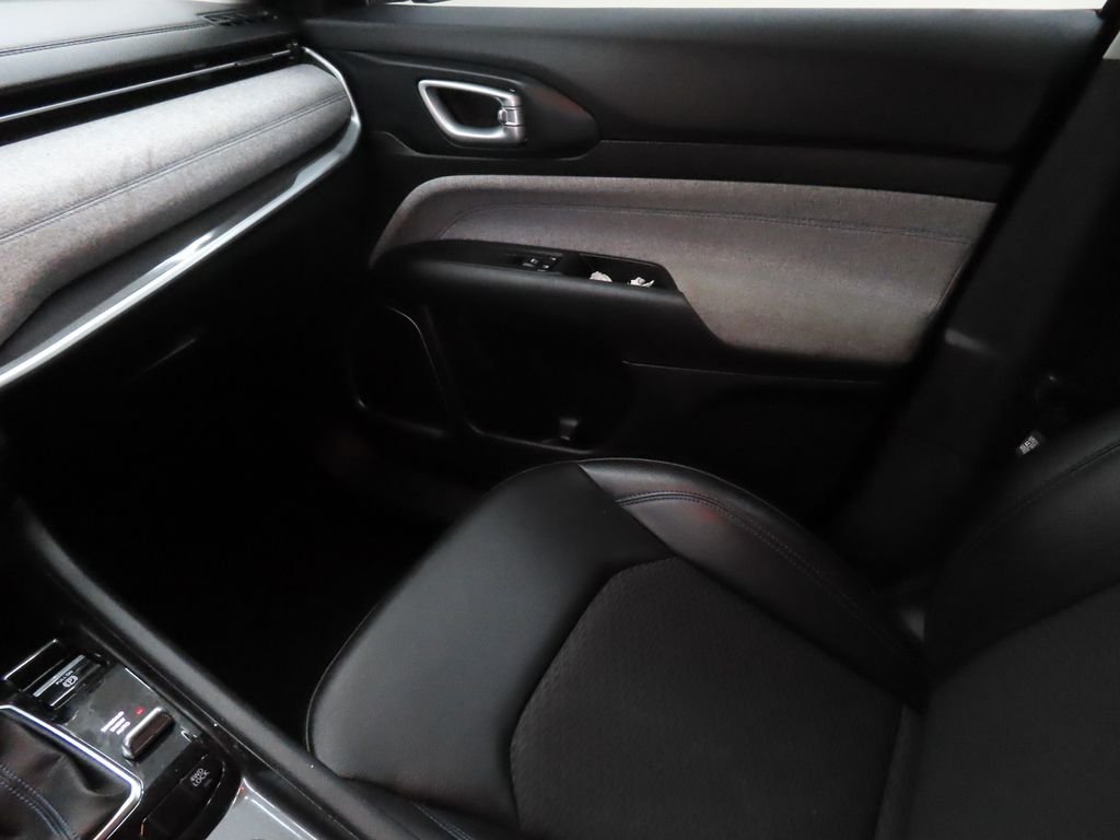 Used 2022 Red Jeep Latitude image 17