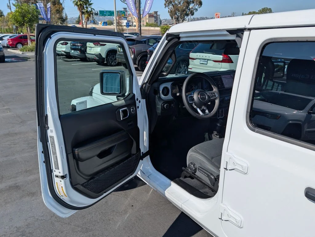 2025 Jeep Wrangler 4-Door Sahara - Photo 34