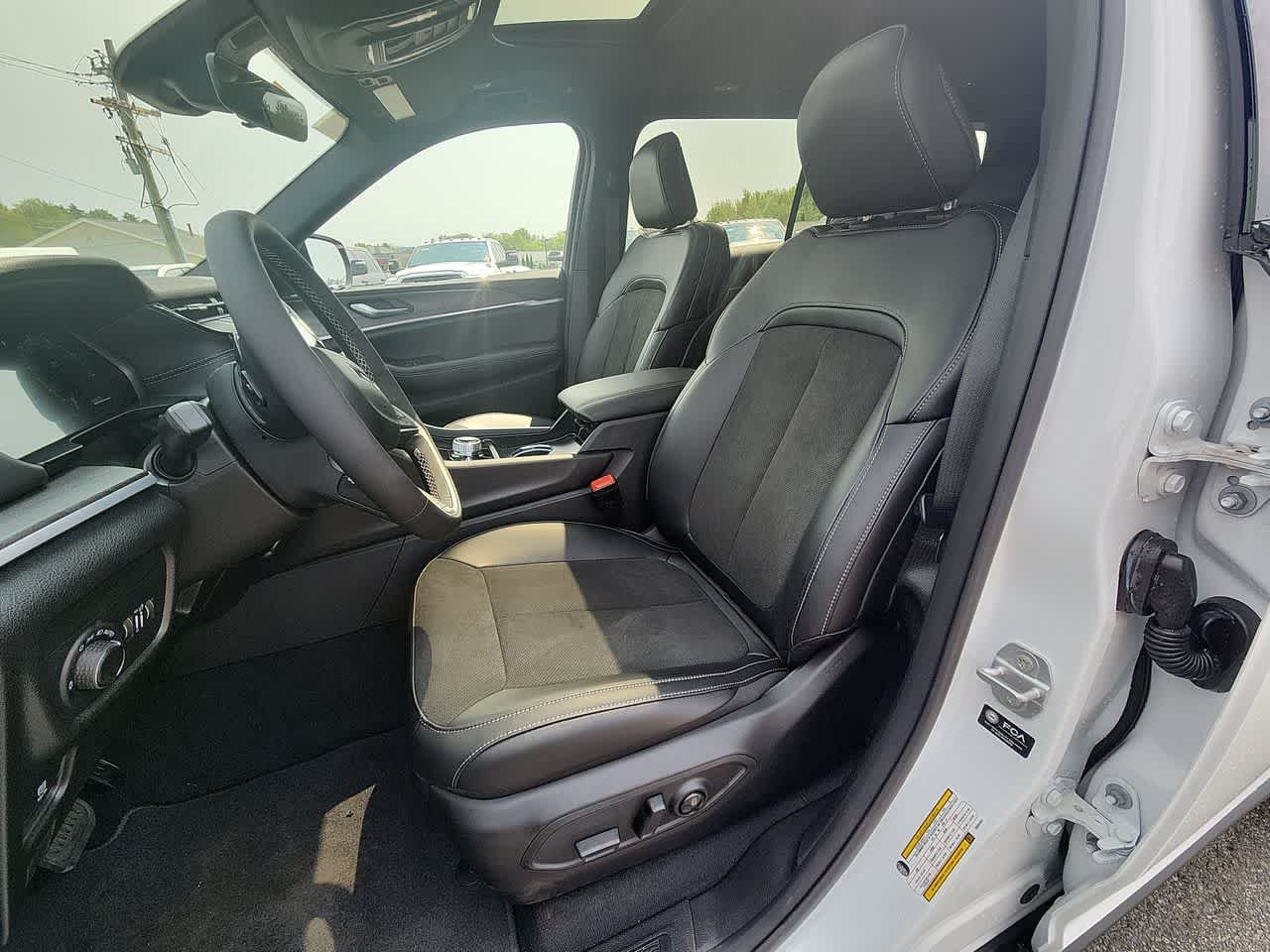 New 2026 Bright White Clear-Coat Exterior Paint Jeep Laredo Altitude image 13