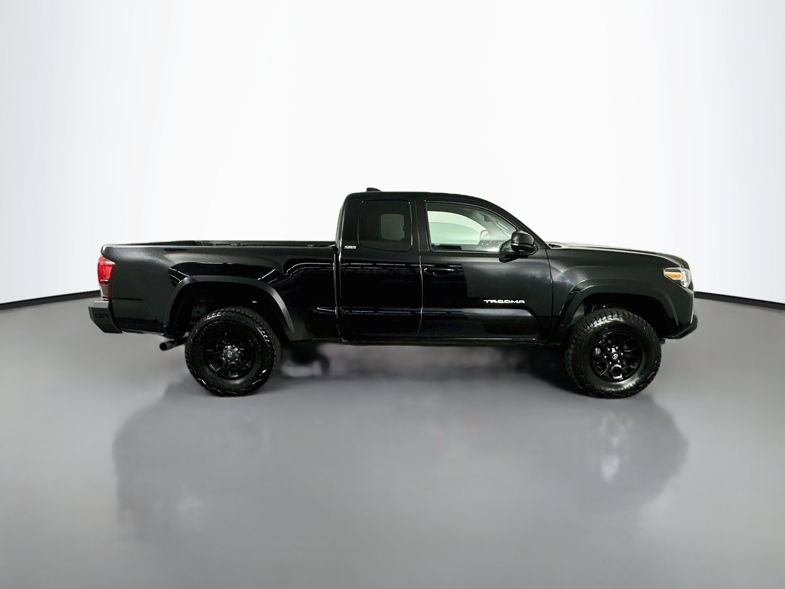Used 2022 Midnight Black Metallic Toyota SR5 image 9