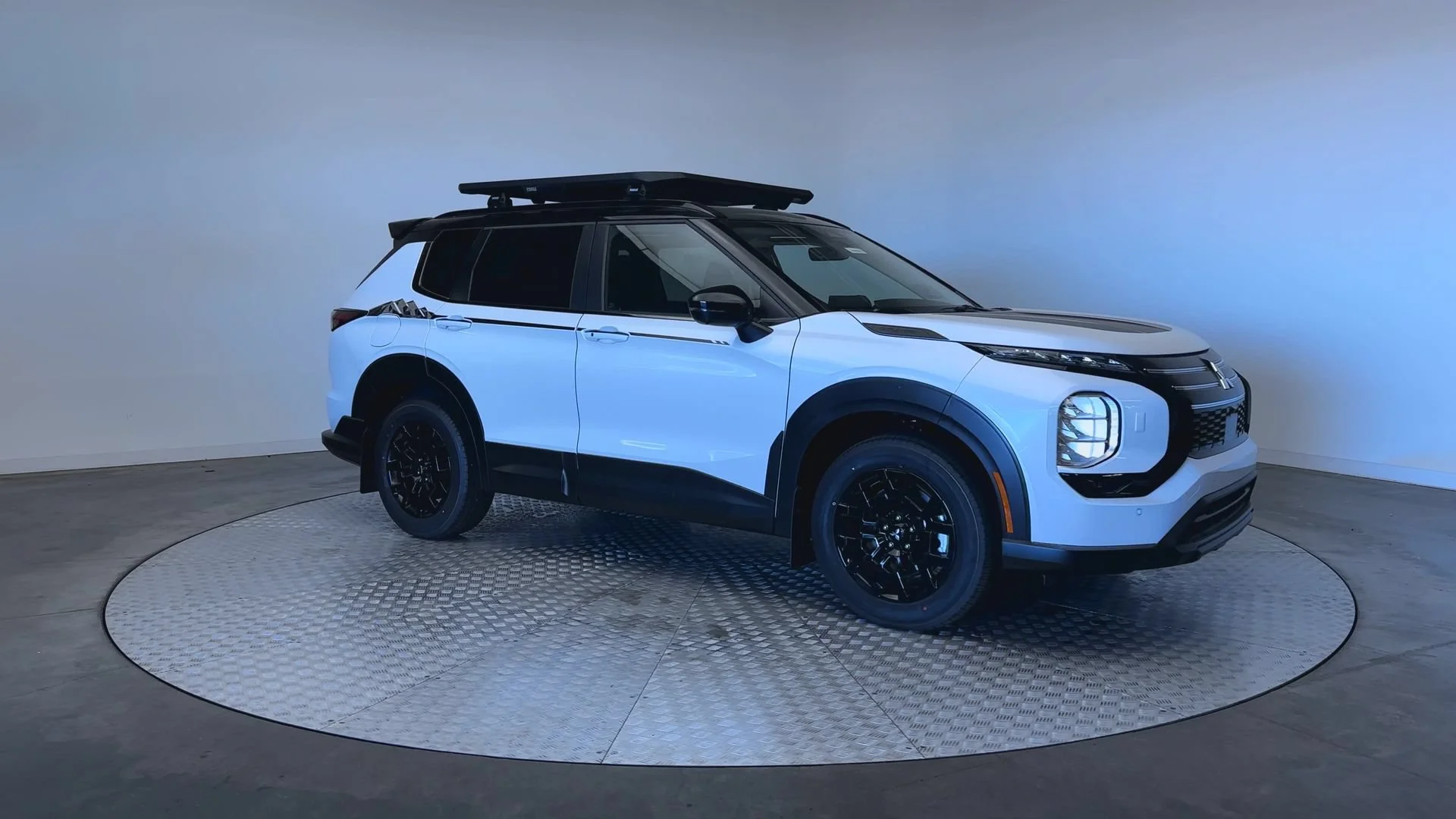 New 2026 White Diamond/Black Roof Mitsubishi Trail Edition image 2