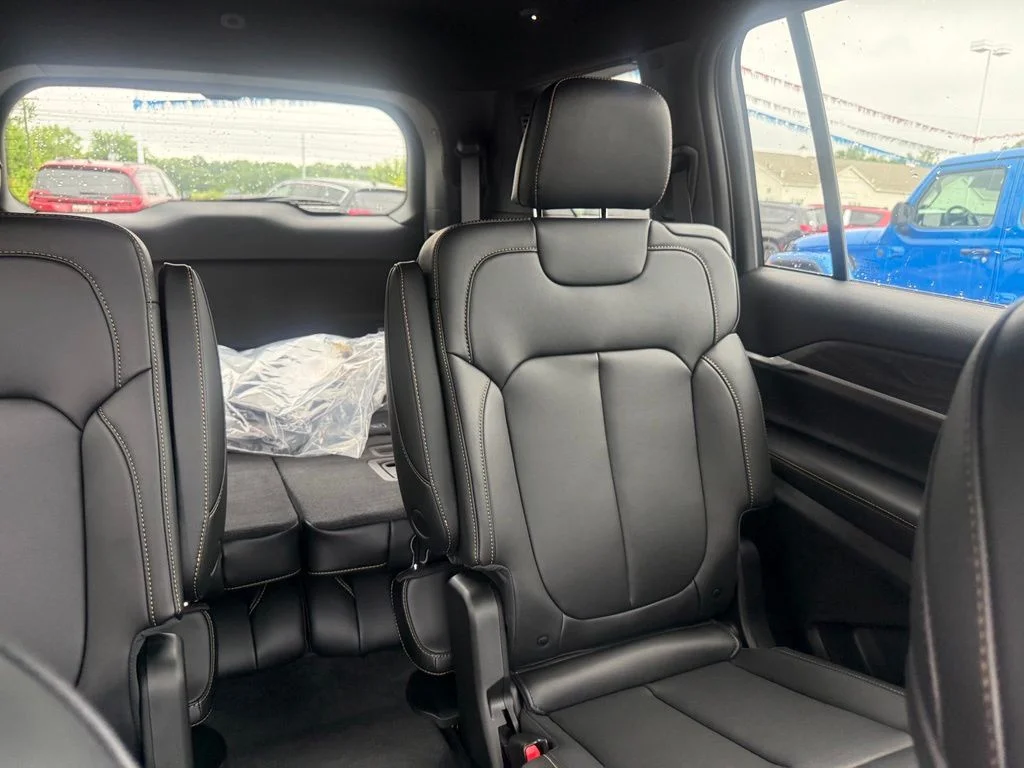 New 2026 Bright White Clear-Coat Exterior Paint Jeep  image 62