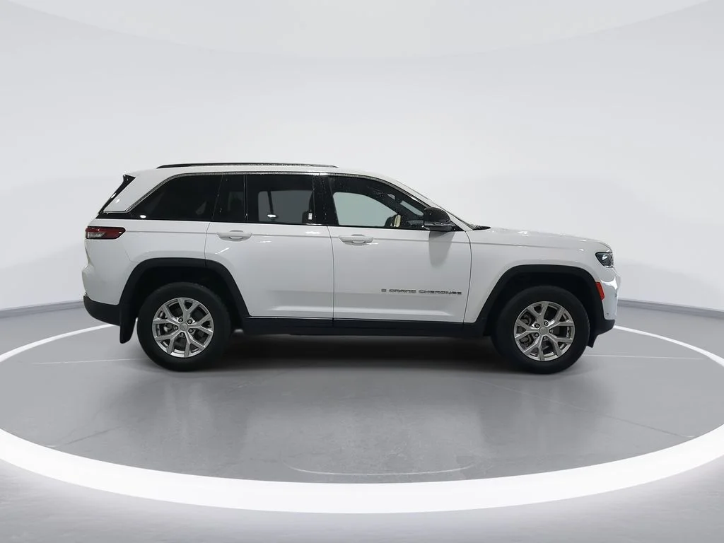 Used 2023 White/off-white Jeep Limited image 9
