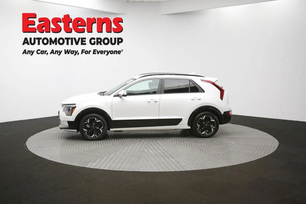 Used 2024 White Kia Wind image 59