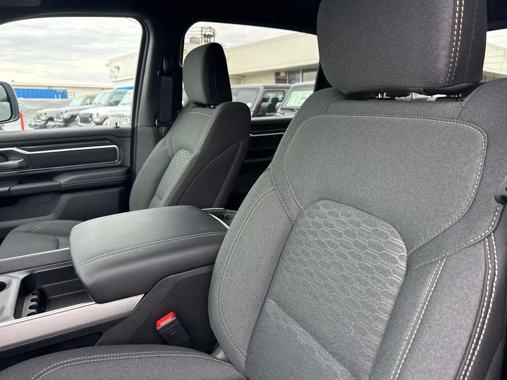 New 2026 Diamond Black Crystal Pearl-Coat Exterior Paint RAM Big Horn/Lone Star image 24