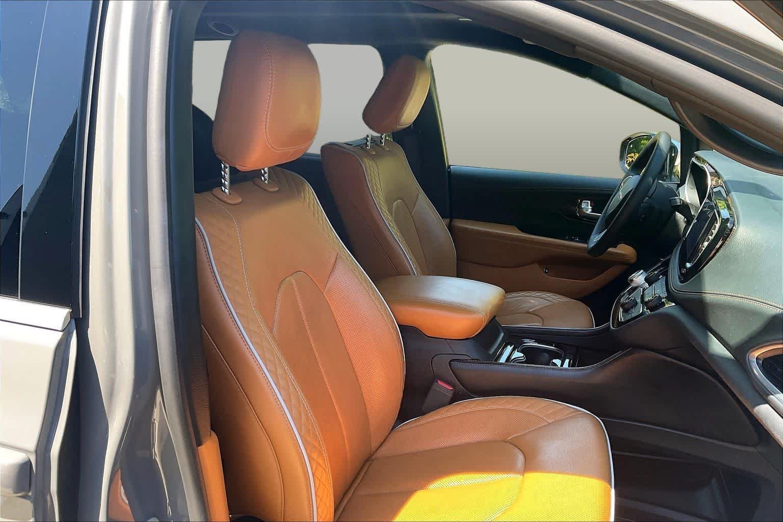 Used 2023 Ceramic Gray Clearcoat Chrysler Hybrid Pinnacle image 8