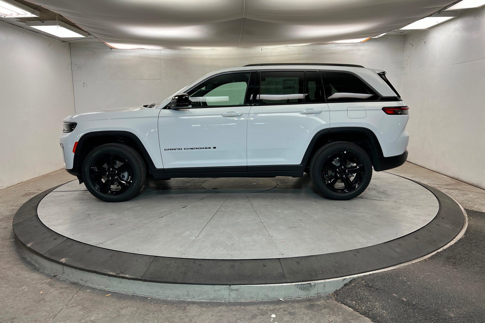 New 2026 Bright White Clear-Coat Exterior Paint Jeep Limited image 2