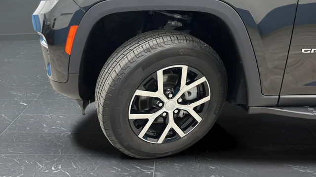 Used 2025 Pearlcoat Jeep Limited image 34