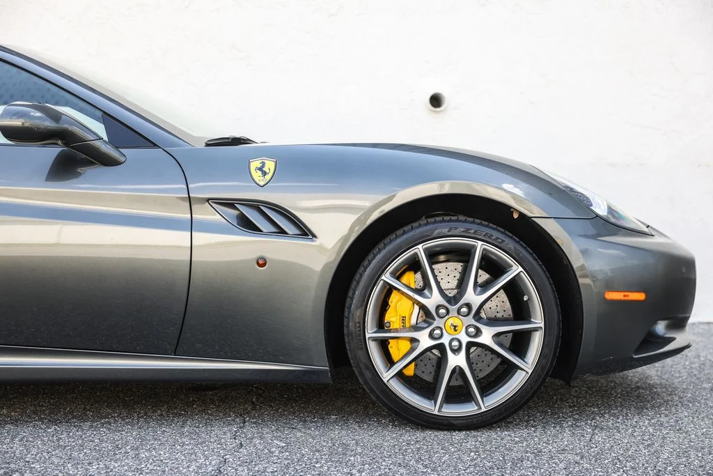 Used 2010 Silver Ferrari Base image 4