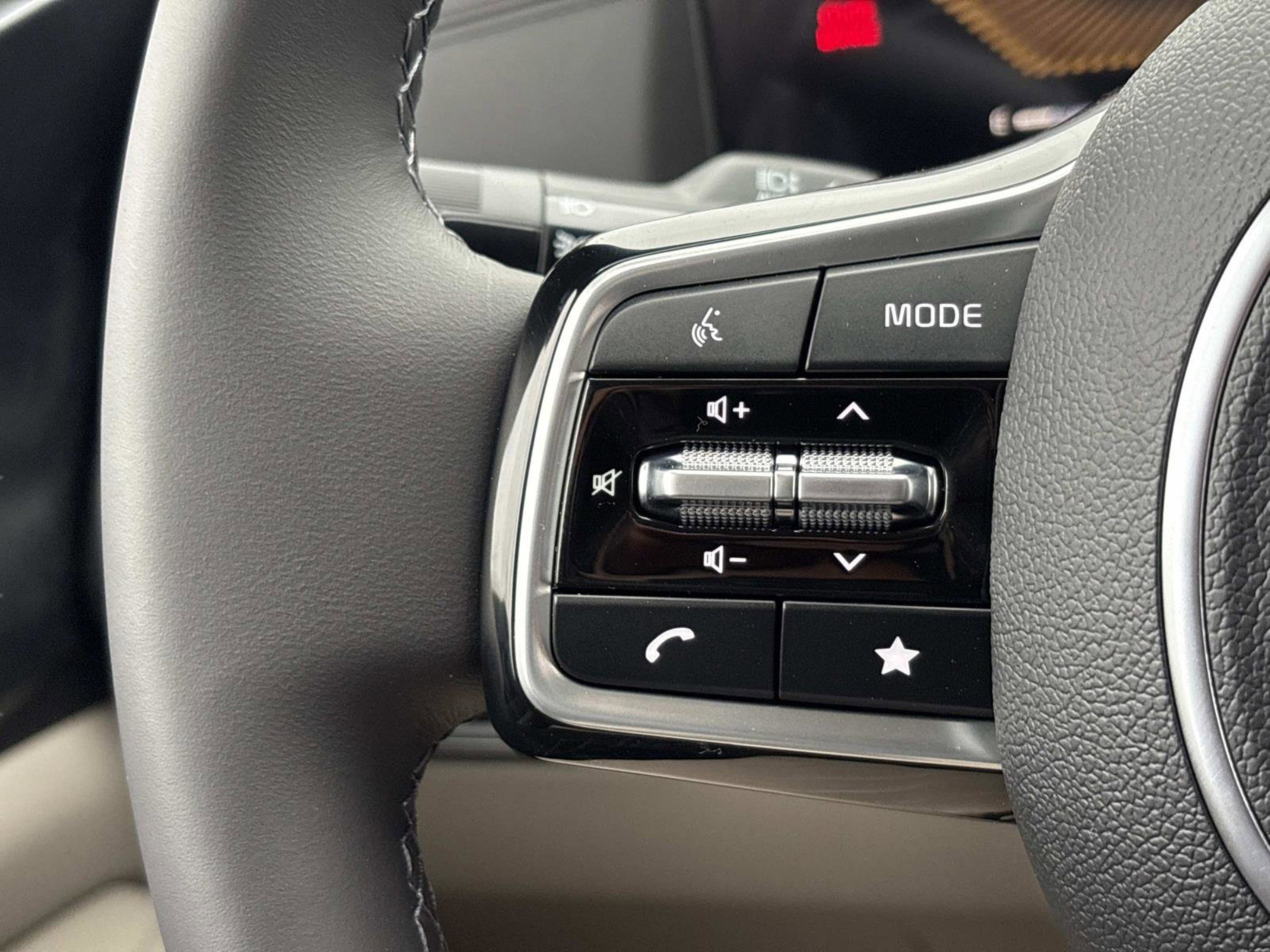 New 2026 Snow White Pearl Kia LXS image 20