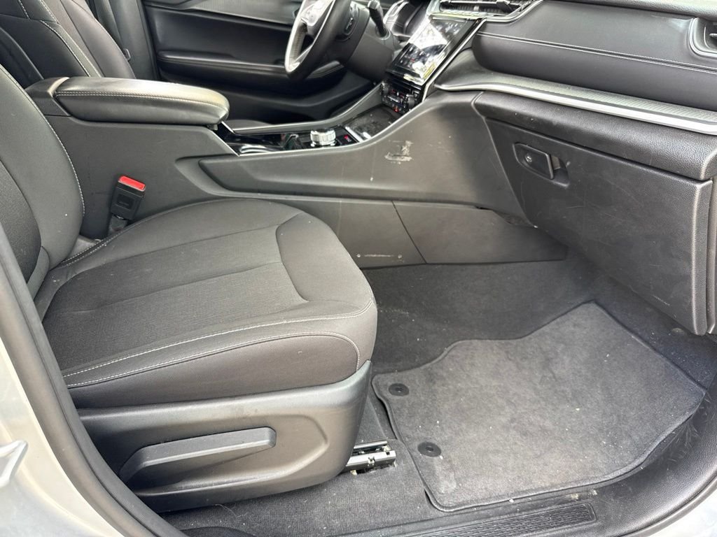 Used 2023 Silver Jeep Laredo image 16