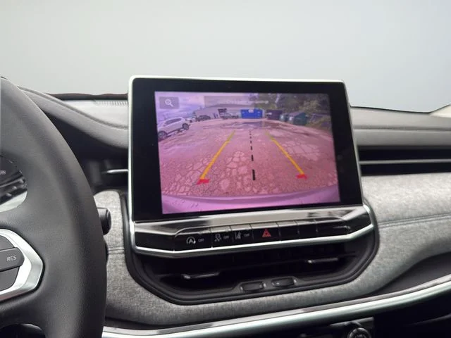 Used 2022 Silver Jeep Latitude image 26