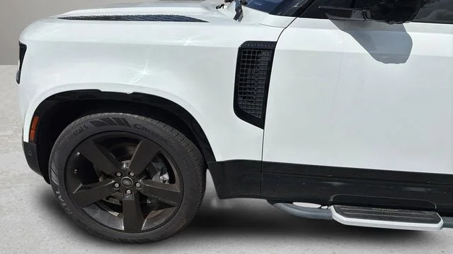 Used 2023 White Land Rover X-Dynamic SE image 35