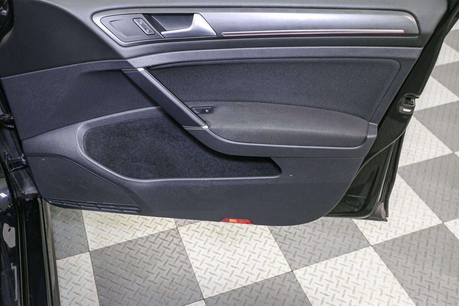 Used 2019 Deep Black Pearl Volkswagen SE image 18