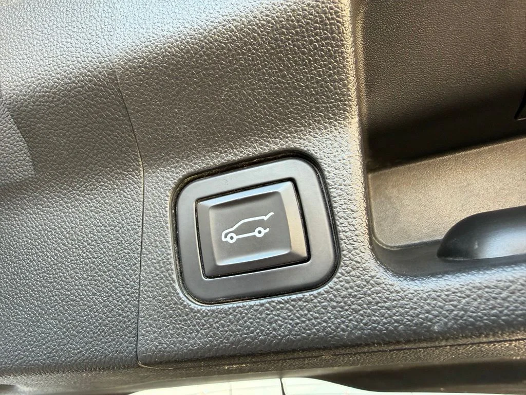 Used 2018 Silver GMC SLE-2 image 32