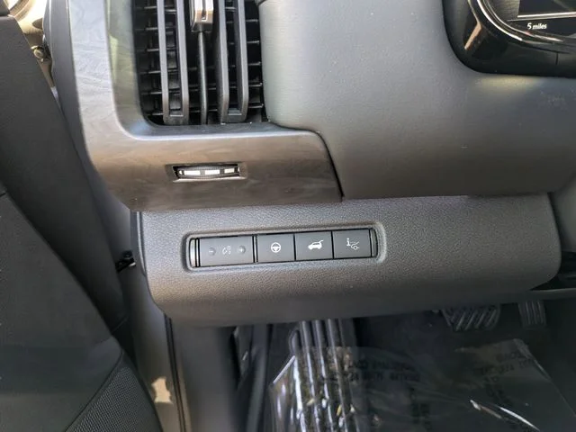 New 2026 Boulder Gray Pearl / Super Black Two-tone Nissan Platinum image 24