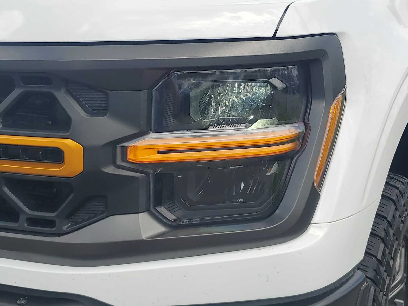 Used 2025 Space White Metallic Whi Ford Tremor image 17