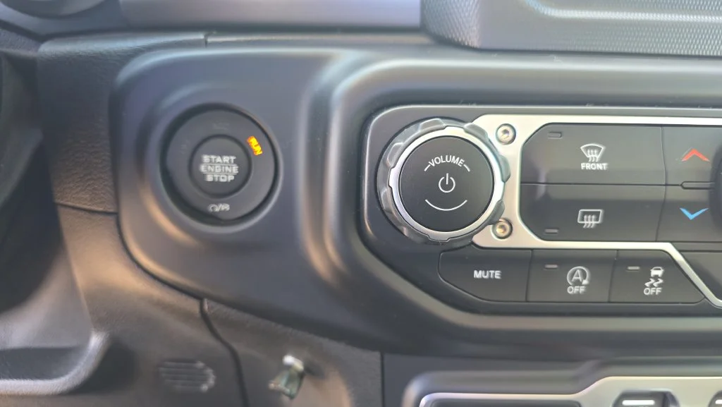Used 2019 Green Jeep Sport S image 18