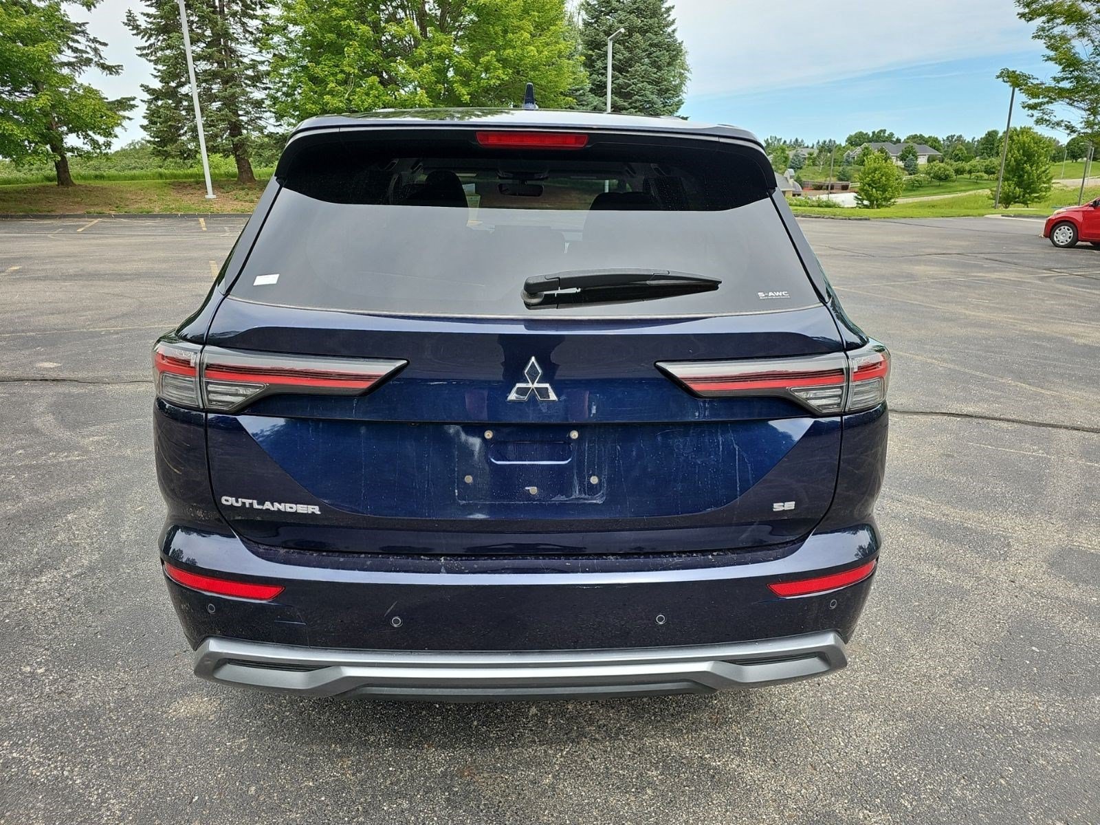 Used 2025 Silver Mitsubishi SE image 4