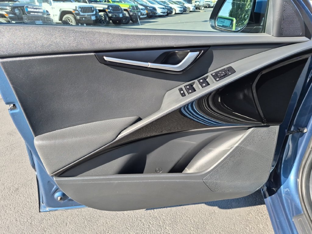 Used 2023 Blue Kia Wind image 10
