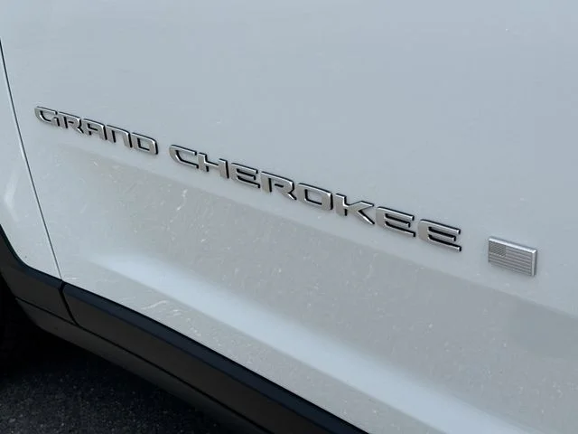 New 2026 Bright White Clear-Coat Exterior Paint Jeep Laredo image 18
