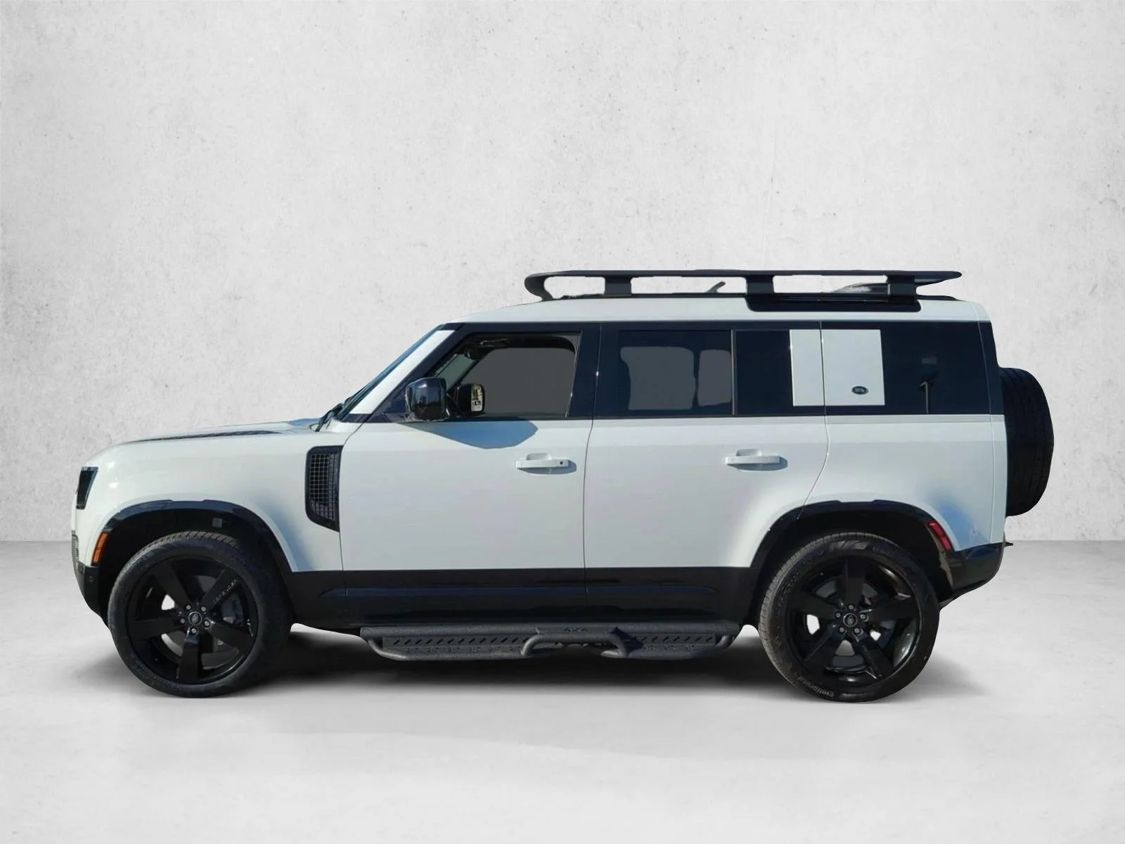 Used 2022 Yulong White Metallic Land Rover X-Dynamic SE image 9