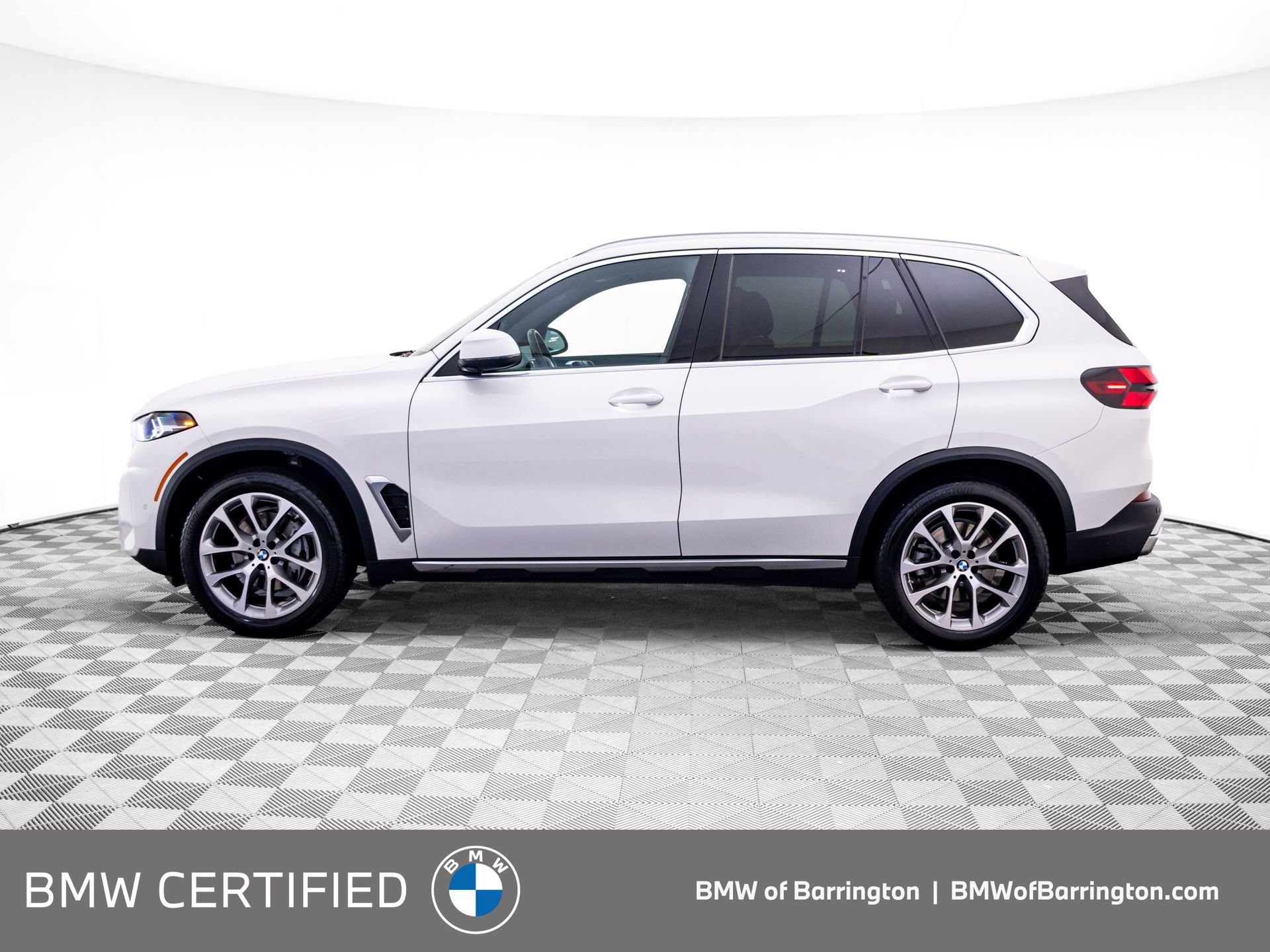 Certified Used 2024 Alpine White BMW xDrive40i image 2