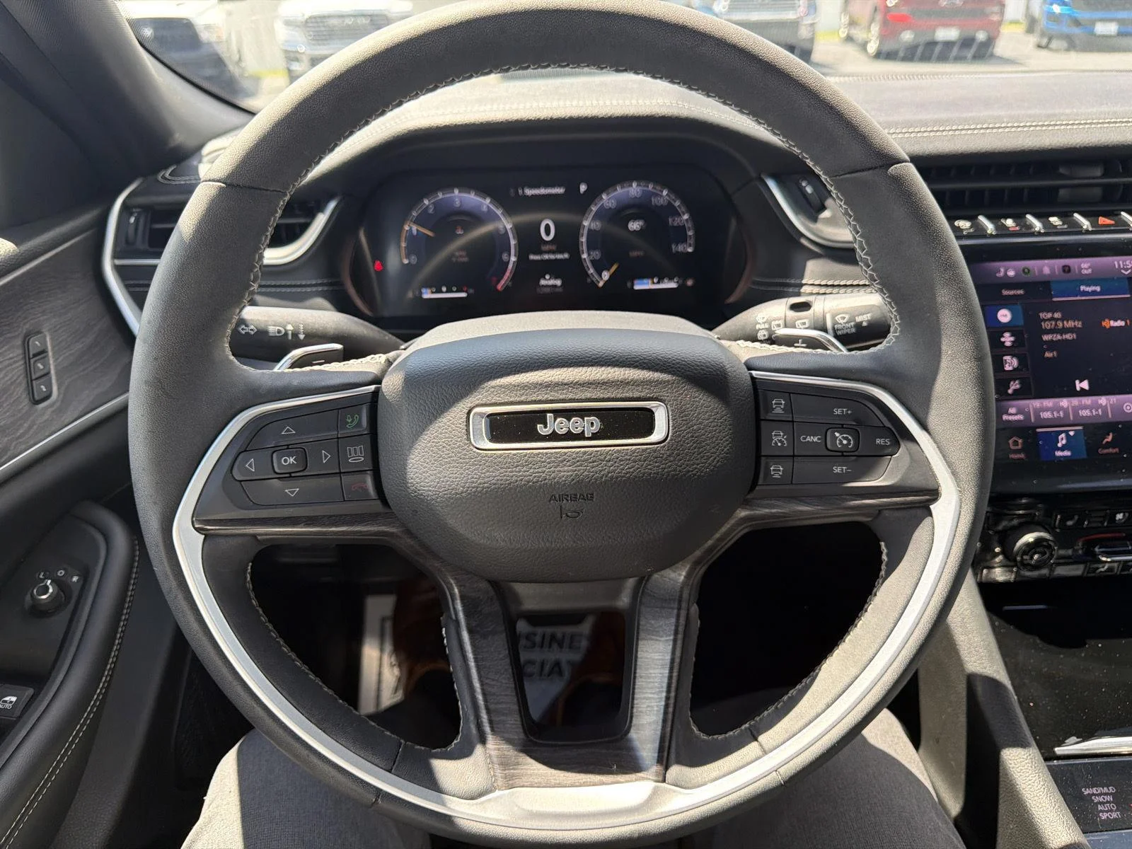 Used 2024 Diamond Black Crystal Pearlcoat Jeep Limited image 19