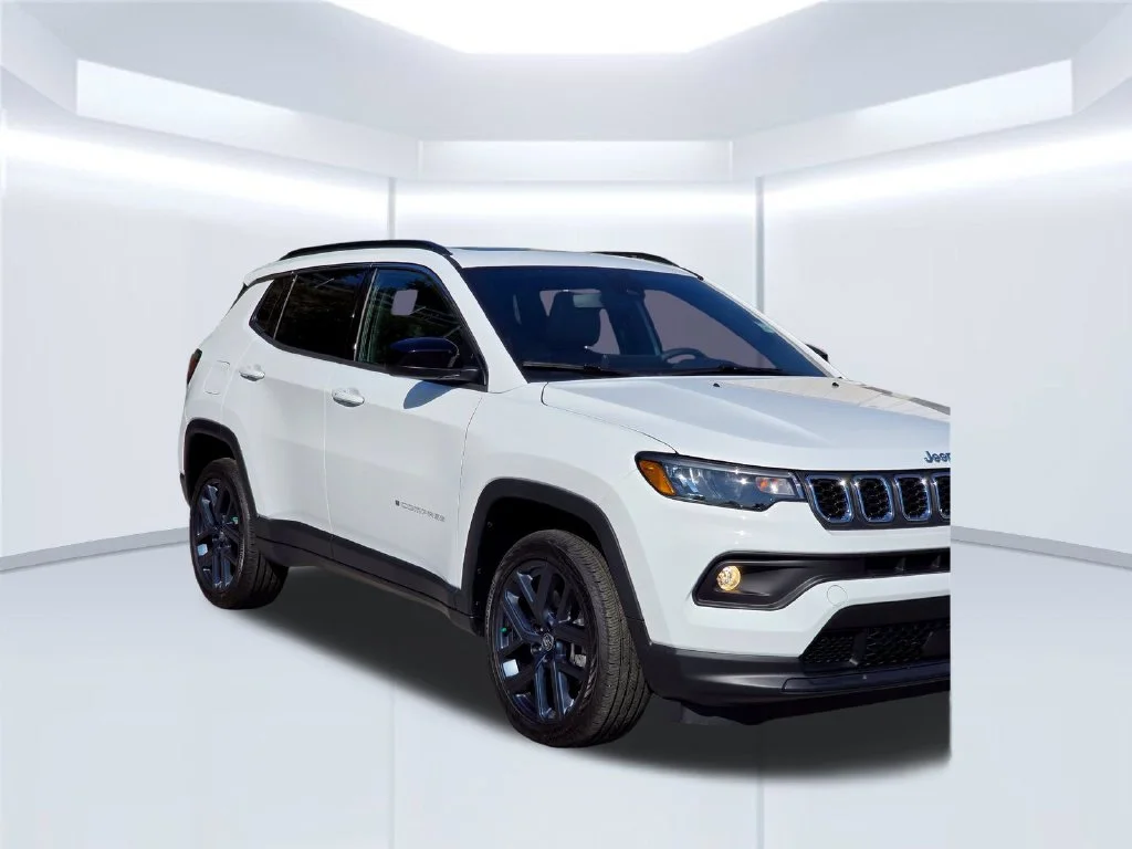 New 2026 White Jeep Latitude image 39